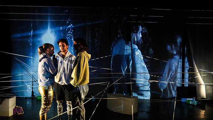 Szene aus "4.48 Psychose" im Coburger Theater in der Reithalle (von links): Solvejg Schomers, Valentin Kleinschmidt und Eva Marianne Berger.Foto:  Henning Rosenbusch