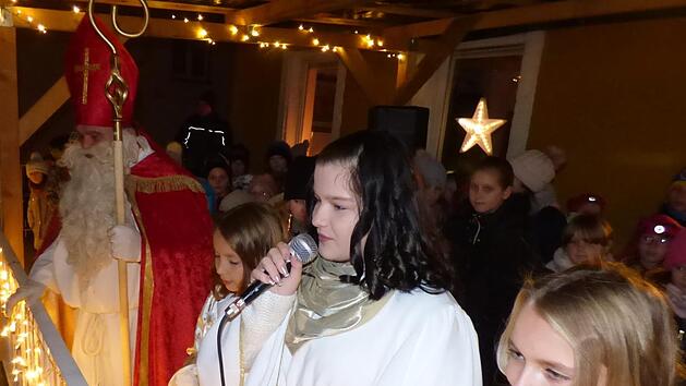Vom Rathausbalkon aus er&ouml;ffnete Christkind Viktoria Lehmann mit seinen Engeln und dem Nikolaus den Weihnachtsmarkt. Foto: Thomas Weichert