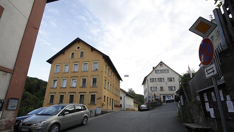 Der Marktplatz in Egloffstein mit BDK-Heim (links) und dem alten Rathaus (rechts davon). Beides und der Marktplatz an sich sollen im Zuge von Isek  mittelftristig saniert werden. Foto: Reinhard Löwisch