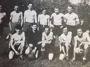 Das ist die erste Fußballmannschaft des TSV Gauaschach kurz nach der Gründung - noch ohne Trikots: (hintere Reihe von links)  Johann Kraus, Gerhard Babatz, Hermann Füller, Andreas Schmitt, Horst Godat, Erich Krainhöfer, Abteilungsleiter Walter Schickedanz sowie (vorne von kinks) Gottfried Hauptmann, Hans Döring, Herbert Babatz, Peter Beil und Anton Lehrer. Repro: Jana Keul