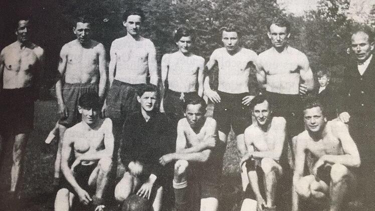 Das ist die erste Fußballmannschaft des TSV Gauaschach kurz nach der Gründung - noch ohne Trikots: (hintere Reihe von links)  Johann Kraus, Gerhard Babatz, Hermann Füller, Andreas Schmitt, Horst Godat, Erich Krainhöfer, Abteilungsleiter Walter Schickedanz sowie (vorne von kinks) Gottfried Hauptmann, Hans Döring, Herbert Babatz, Peter Beil und Anton Lehrer. Repro: Jana Keul