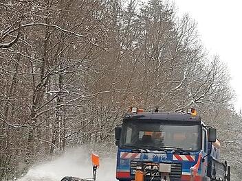 Die Winterdienste hatten wegen des Schneefalls gut zu tun.  Foto: eki
