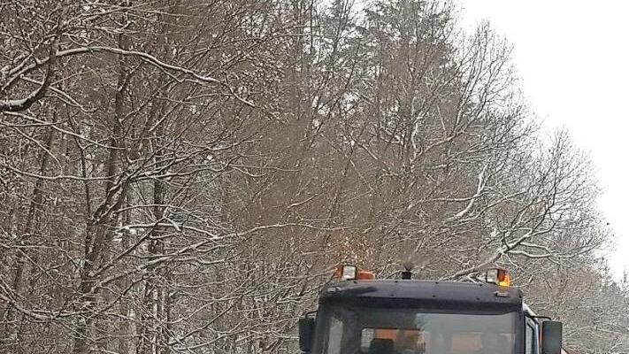 Die Winterdienste hatten wegen des Schneefalls gut zu tun.  Foto: eki