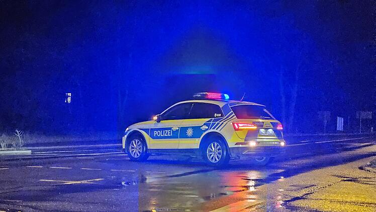 Schüsse in Schule? Nürnberger Polizei fahndet nach "verdächtiger Person" - Straßen gesperrt
