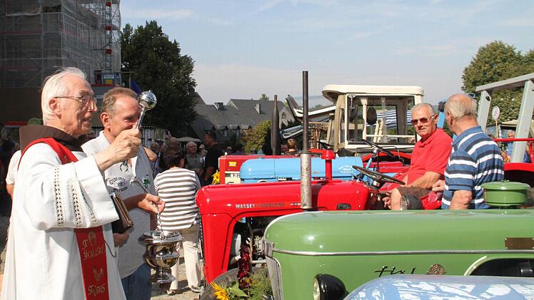 Nach der Dankandacht spendet Pater Johannes den Segen, damit die Traktoren und ihre Besitzer...