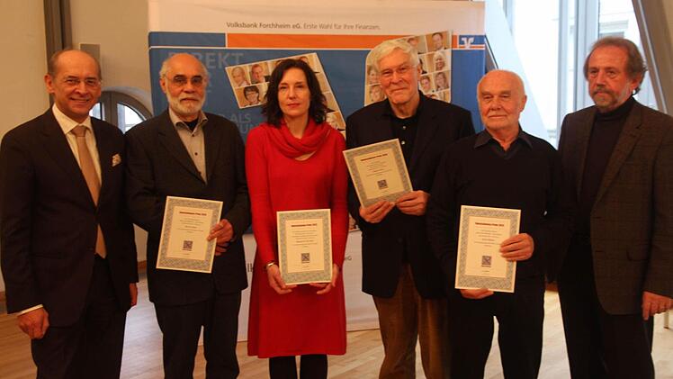 Alle Sieger beim Gruppenbild mit Mitgliedern der Jury