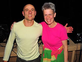 Der Tänzer Michael Langenecker und die Installationskünstlerin Sibylle Burrer freuen sich über ihre gelungene Aufführung zum fünften Geburtstag des Kulmbacher Kunstvereins.