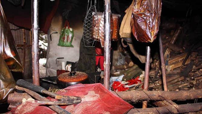 In der Hütte hielt sich der "Waldläufer" versteckt. Foto: polizei
