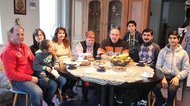Die Pressecker Familie Schott hat die syrische Flüchtlingsfamilie quasi adoptiert. Fast täglich sitzen die Schotts und die Familie Daoud-Khani zusammen.