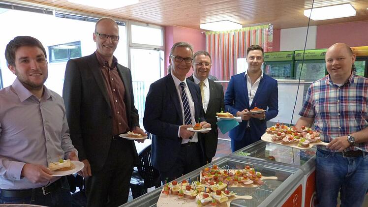 Andreas Opel (rechts) will mit seinem Team die Badeg&auml;ste verw&ouml;hnen. Gestern tat er dies mit den Vertretern der Stadt und den Stadtwerken. Foto: Werner Rei&szlig;aus