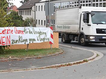 Seit Wochen machen Transparente in Hochstadt auf die bevorstehende Abstimmung aufmerksam. Darauf melden sich die Gegner einer Klage gegen die geplante Trasse zu Wort. Foto: Popp