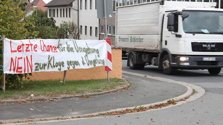 Seit Wochen machen Transparente in Hochstadt auf die bevorstehende Abstimmung aufmerksam. Darauf melden sich die Gegner einer Klage gegen die geplante Trasse zu Wort. Foto: Popp