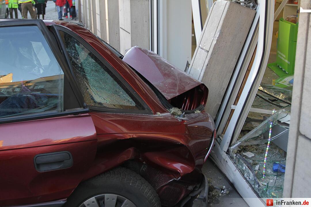 Auto kracht rückwärts in Reformhaus