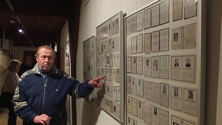 Willi Mehler mit Trauerbildersammlung