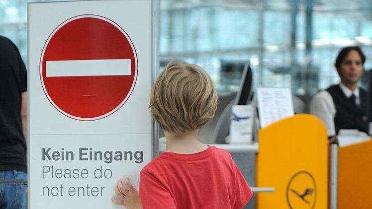 Zum Ferienstart lieber einen Tag früher in den Urlaub? Wer vor den Ferien unerlaubt in der Schule fehlt, muss mit teuren Konsequenzen rechnen. Foto: Andreas Gebert/dpa
