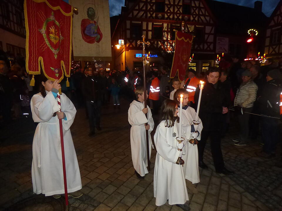 Besucherrekord bei Lichterprozession Pottenstein