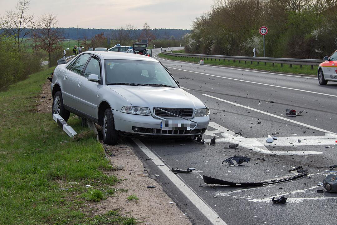 Tödlicher Unfall bei Zirndorf: Motorradfahrer stirbt nach Kollision mit Polizeiauto