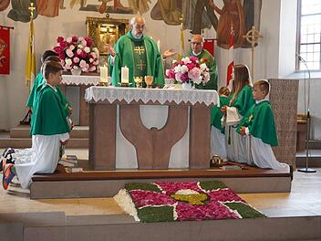 Domkapitular Christoph Warmuth zelebrierte gemeinsam mit Pfarrer Hubert Grütz den Gottesdienst zur Gründung des Christlichen Caritasvereins Sandberg. Foto: Marion Eckert