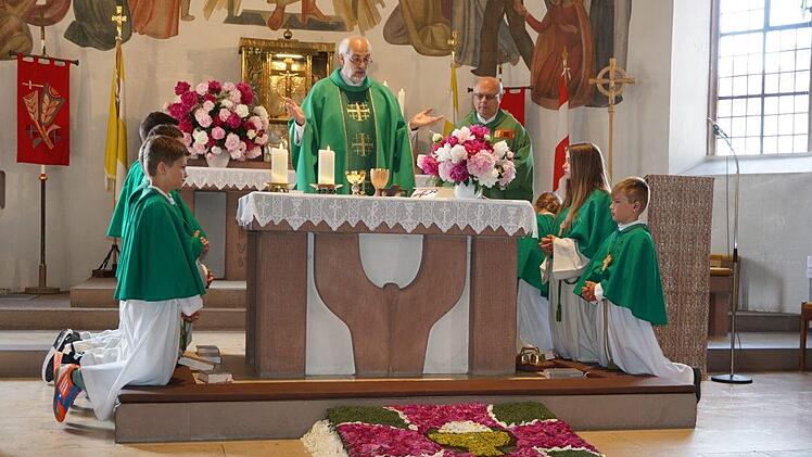 Domkapitular Christoph Warmuth zelebrierte gemeinsam mit Pfarrer Hubert Grütz den Gottesdienst zur Gründung des Christlichen Caritasvereins Sandberg. Foto: Marion Eckert