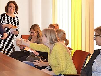 Linda Hierl (links) und Silke Heming verteilen die ersten Flyer zur neuen Fachschule.  Foto: Bernhard Panzer