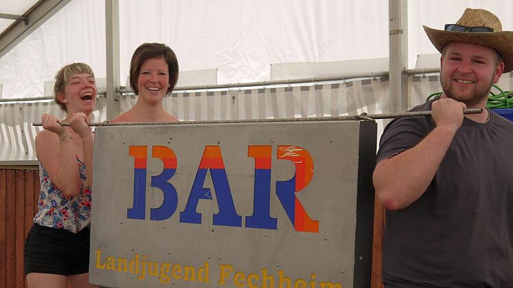 Auf geht's:  Als Mitglieder des Festausschusses kümmern sich Gwendolin Renner, Caro Kohles und Victor Rauch (von links) höchstpersönlich  und bestens gelaunt darum, dass es mit dem Aufbau der Bar  im 2000-Mann-Zelt auf dem Großgarnstadter  Festplatz voran geht. - Foto: Berthold Köhler