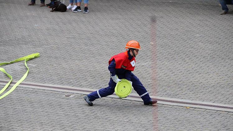 Die Jugendfeuerwehr war mit Elan beim Einsatz. Foto: Kevin M&uuml;ller