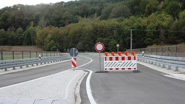 Die neu gebaute und noch nicht freigegebene Weismainer Umgehungsstra&szlig;e wird dennoch von Autofahrern benutzt. Foto: Roland Dietz