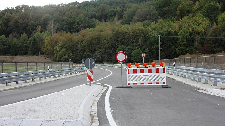 Die neu gebaute und noch nicht freigegebene Weismainer Umgehungsstraße wird dennoch von Autofahrern benutzt. Foto: Roland Dietz