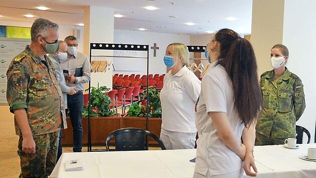 Generalarzt Dr. Bruno Most (links) l&auml;sst sich von Soldatinnen schildern, wie sie den Einsatz im Medical Park erlebt haben. Foto: Rainer Lutz