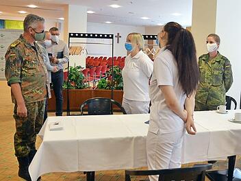 Generalarzt Dr. Bruno Most (links) lässt sich von Soldatinnen schildern, wie sie den Einsatz im Medical Park erlebt haben. Foto: Rainer Lutz