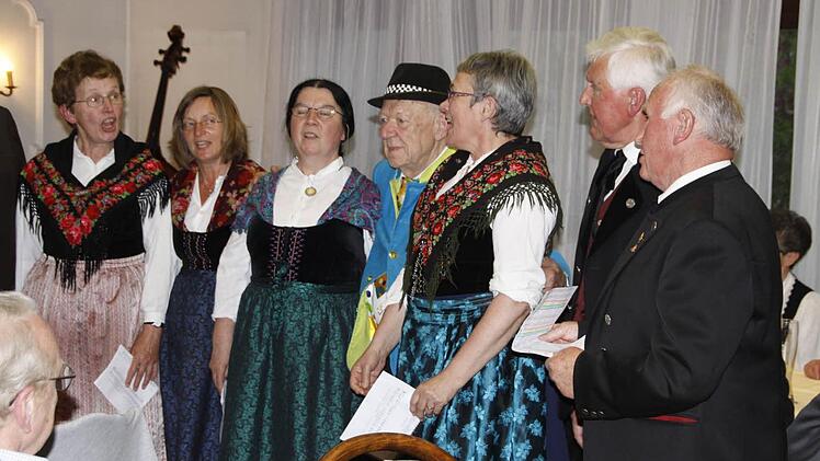 dann mischte sich Oleg Popov in den Kreis der Egloffsteiner Burgspatzen, die sein Lied zum ersten Mal zum Besten gaben.