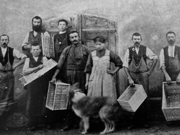 Historische Fotos illustrieren das Buch: hier eine Aufnahme von 1916, die Korbmacher in Sassanfahrt zeigen. Repro: Marion Krüger-Hundrup