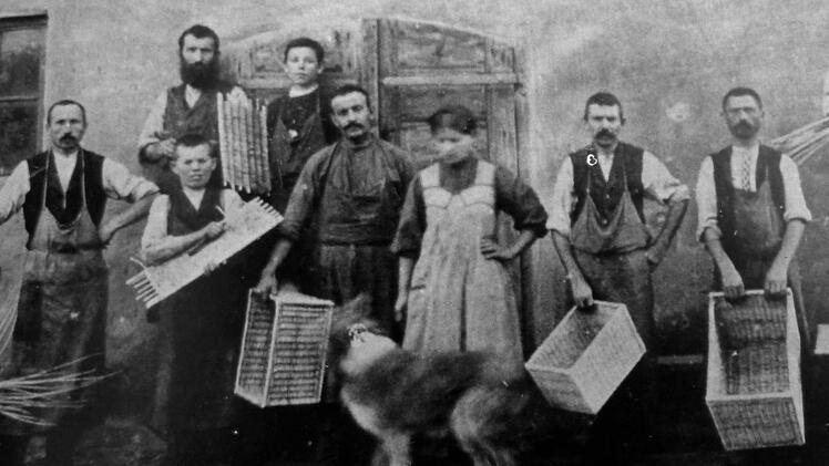 Historische Fotos illustrieren das Buch: hier eine Aufnahme von 1916, die Korbmacher in Sassanfahrt zeigen. Repro: Marion Krüger-Hundrup