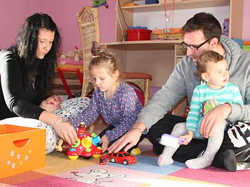 Wieder vereint: Mutter Laura Reichelt (von links) ist froh, dass die kleine Stacy-Lou wieder zuhause ist. Vater Christopher Krause und Leana-Sue spielen mit. Es wird noch eine Weile dauern, bis die Familie den großen Schock bewältigen kann. Foto: Ulrike Müller