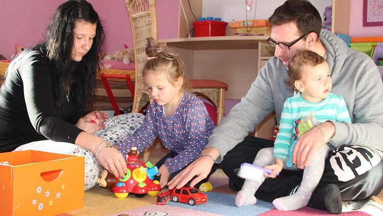 Wieder vereint: Mutter Laura Reichelt (von links) ist froh, dass die kleine Stacy-Lou wieder zuhause ist. Vater Christopher Krause und Leana-Sue spielen mit. Es wird noch eine Weile dauern, bis die Familie den großen Schock bewältigen kann. Foto: Ulrike Müller