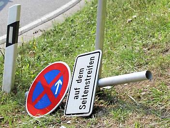 Kaum aufgestellt, schon gefällt: Wenig Gefallen fanden Unbekannte an dem vom Landratsamt angeordneten Verbot, wonach in den Applauskurven nicht mehr gehalten werden darf. Mittels Flex wurden die Schilder kurzerhand umgemacht. FT-Archivfoto: Ralf Kestel