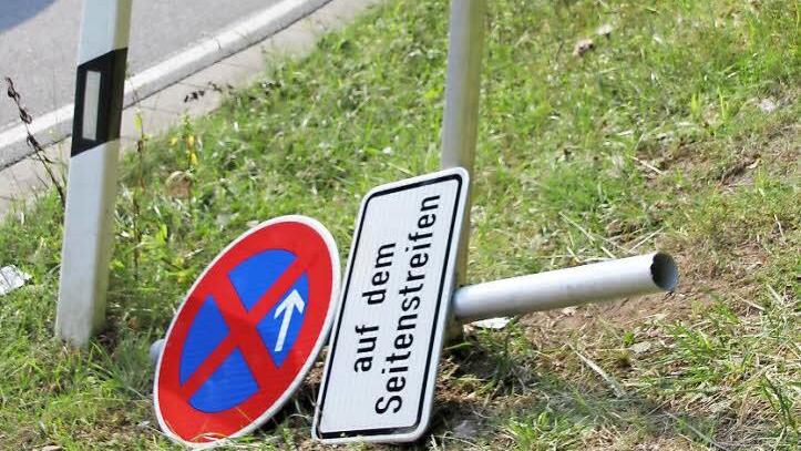 Kaum aufgestellt, schon gefällt: Wenig Gefallen fanden Unbekannte an dem vom Landratsamt angeordneten Verbot, wonach in den Applauskurven nicht mehr gehalten werden darf. Mittels Flex wurden die Schilder kurzerhand umgemacht. FT-Archivfoto: Ralf Kestel