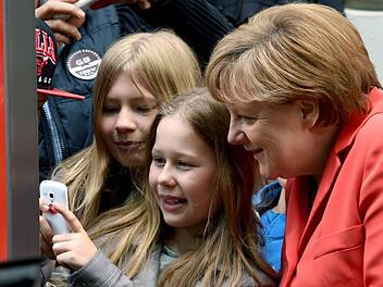 Selfie mit der Kanzlerin - Auch Angela Merkel ist jetzt auf den Geschmack gekommen und postet bei Instagram. Foto: Carsten Rehder/dpa