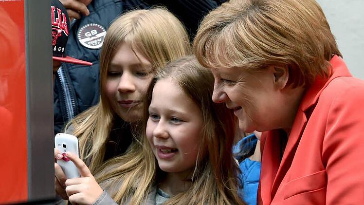 Selfie mit der Kanzlerin - Auch Angela Merkel ist jetzt auf den Geschmack gekommen und postet bei Instagram. Foto: Carsten Rehder/dpa