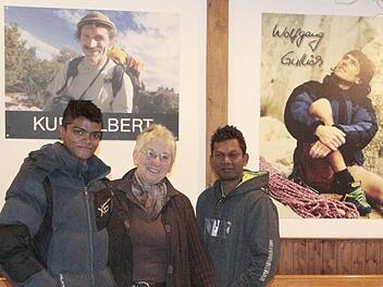 Martha Walter mit ihren Gästen aus Indien vor den Kletter-Idolen.  Foto: Josef Hofbauer