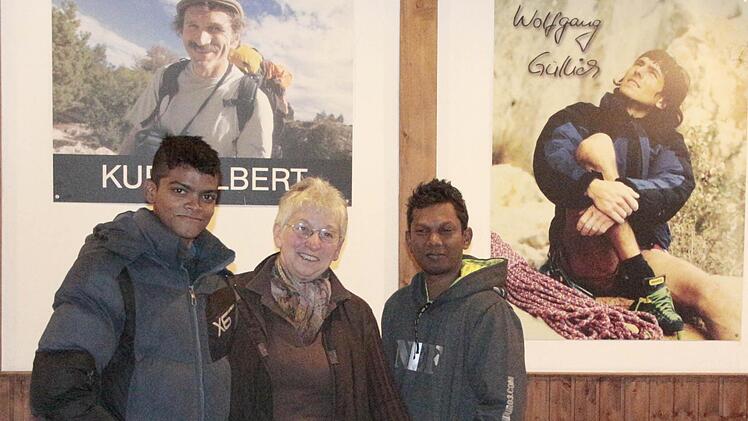 Martha Walter mit ihren Gästen aus Indien vor den Kletter-Idolen.  Foto: Josef Hofbauer