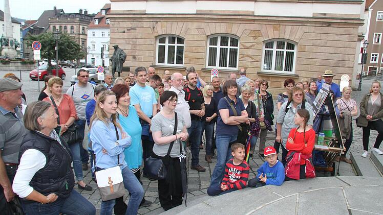 Die Resonanz bei der ersten Entdeckertour war riesig: Mehr als fünfzig Interessierte wandelten auf den Spuren der Stadtgeschichte. Foto: Sonny Adam