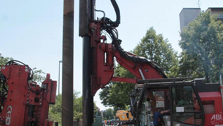 Rund acht Meter tief werden Spunddielen in den Untergrund gerammt. Dazu setzt die Firma Günther-Bau schweres Gerät ein. Foto: Jürgen Gärtner