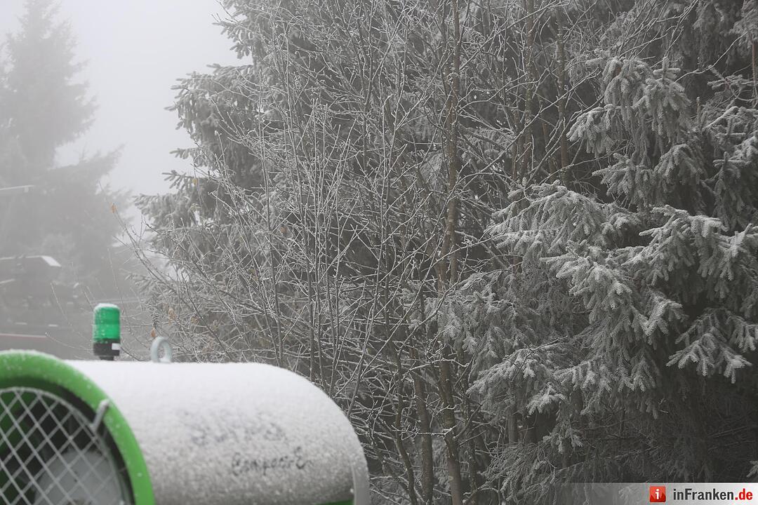 Erster Neuschnee am Ochsenkopf – Landschaft weiß überzuckert