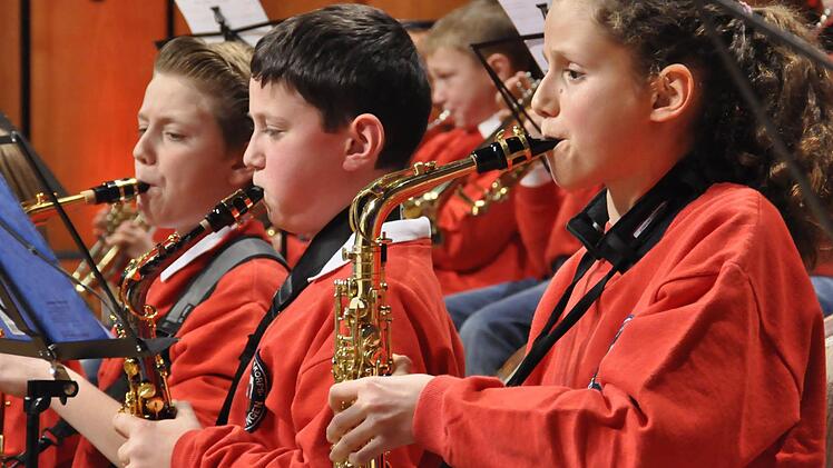 Noch nicht in Uniform trat das Vororchester des Jugendmusikkorps der Stadt Bad Kissingen, unter der musikalischen Leitung von Bernd Hammer, auf. Foto: Foto: Peter Klopf