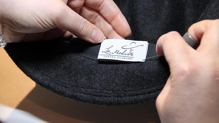 ... und ihre erste eigene Kollektion entworfen. Foto: Ulrike Müller