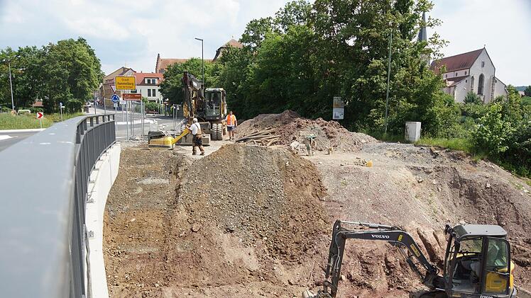 Am stadtseitigen Brückenkopf entsteht ein kleiner Platz.Foto: Arkadius Guzy