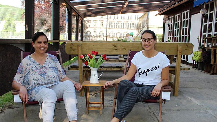 Astrid Bergmann (links) ist die neue Pächterin des Minigolfplatzes und des dazugehörigen Kiosks. Tochter Laura Bergmann hilft an Wochenenden und Feiertagen mit. Foto: Julia Raab