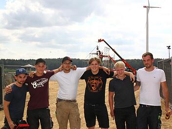 Das Team hinter den Kulissen besteht aus Jan Feulner (Video), Jonas Hübsch, Marcel Hermannsdörfer, Felix Popp, Christopher Münch und Jan Seyferth (von links). Dazu gehören außerdem Mitveranstalter Kevin Bauer, Marco Schreck (Logistik), Stefanie Giese (Gastronomie), Lukas Schnapp (Camping) und Katharina Hübner (Backstage). Foto: Jürgen Gärtner