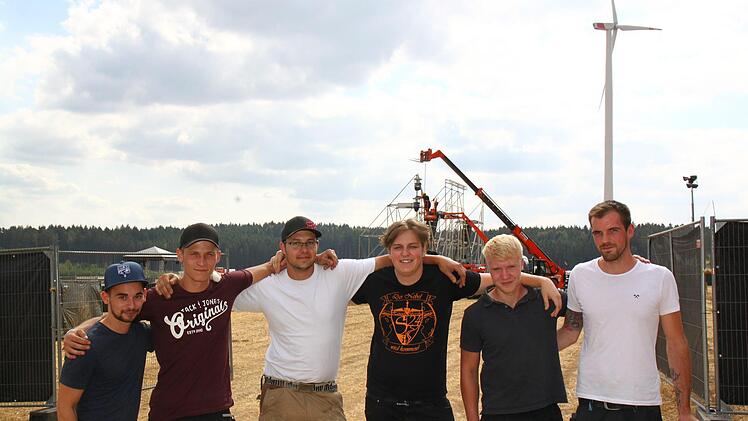 Das Team hinter den Kulissen besteht aus Jan Feulner (Video), Jonas Hübsch, Marcel Hermannsdörfer, Felix Popp, Christopher Münch und Jan Seyferth (von links). Dazu gehören außerdem Mitveranstalter Kevin Bauer, Marco Schreck (Logistik), Stefanie Giese (Gastronomie), Lukas Schnapp (Camping) und Katharina Hübner (Backstage). Foto: Jürgen Gärtner